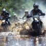 Motor Terjang Banjir? Jangan Panik! Ini 8 Pertolongan Pertama Wajib Sebelum Rusak Parah!