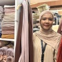 Tips Pilih Hijab untuk Liburan: Pashmina Rayon Bambu Paling Dicari Gen Z