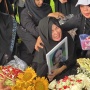 Panggil-Panggil Suaminya, Karina Ranau Menangis Histeris Sampai Lemas di Pemakaman Epy Kusnandar