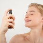 5 Rekomendasi Setting Spray Lokal untuk Kulit Berminyak, Bye Makeup Luntur!