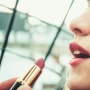 7 Lipstik dengan Moisturizer untuk Usia 40 Tahun ke Atas, Bibir Lembap Anti Kerutan