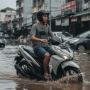 Jangan Nekat Terobos Genangan! Segini Batas Aman Motor Melewati Banjir
