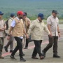Sepatu Gubernur Aceh Disorot saat Jemput Prabowo Menuju Lokasi Banjir