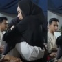 Azizah Salsha Nangis Peluk eks Ibu Mertua di Rumah Duka, Pratama Arhan Malah Cuek Total?