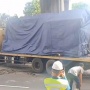 Moncong Truk Trailer Ringsek 'Cium' Separator Busway Daan Mogot, Jalur TransJakarta Sempat Tertutup