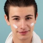 5 Rekomendasi Sunscreen Pria yang Bikin Wajah Awet Muda