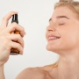 5 Setting Spray untuk Kulit Sensitif agar Makeup Tahan Lama Tanpa Iritasi