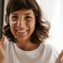 6 Sunscreen Anti-Aging yang Cocok untuk Wanita Usia 40an, Hempaskan Kerutan