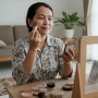 4 Bedak Terbaik untuk Usia 40-an Hapus Kerutan dan Garis Halus, Cocok Jadi Kado Hari Ibu