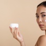 4 Moisturizer dengan Kombinasi Retinol dan Niacinamide: Ampuh Atasi Penuaan Kulit