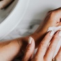 Body Serum vs Body Lotion, Mana yang Lebih Efektif Melembapkan dan Mencerahkan Kulit?
