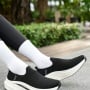5 Sepatu Lokal Senyaman Skechers, Tanpa Tali untuk Jalan Kaki Lansia