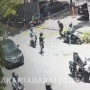 Terekam CCTV! Detik-Detik Curanmor Bersenpi Teror Warga Kembangan di Siang Bolong