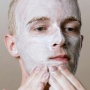 Bye Minyak dan Jerawat! 5 Facial Wash Pria Wajib Coba