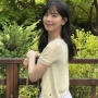 5 OOTD Liburan Kang Han Na: Feminin Look yang Simpel