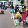 Saat Orasi Membakar Semangat, PKL Raup Cuan di Tengah Demo Buruh Tolak Kenaikan UMP 2026