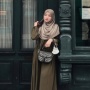 Tampil Santun dan Stylish, Intip 4 Gaya Syar'i Modis ala Monica Sahara!
