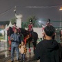 Polisi Berkuda Polri Jaga Monas di Malam Tahun Baru, Warga Antusias hingga Antre Foto