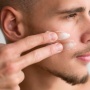 5 Sunscreen untuk Pria yang Nggak Bikin Wajah Abu-Abu, Nyaman Dipakai Harian