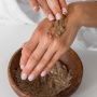 Dari Herborist hingga Bathaholic: 4 Body Scrub Cokelat Terbaik untuk Kulitmu