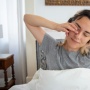 5 Cara Mudah Agar Kulit dan Rambut Lebih Segar saat Bangun Tidur Pagi Hari