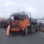 Rem Blong di Tanjakan Flyover Ciputat, Truk Tronton Tabrak Truk hingga Melintang