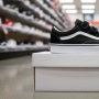 5 Sepatu Vans Velcro Paling Nyaman, Praktis Tanpa Tali Style Anak Muda