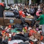 Aksi Buang Sampah Warnai Protes di Kantor Wali Kota Tangsel