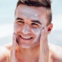 Aktif Seharian? Ini 5 Sunscreen SPF 50 Pria Pelindung dari Sinar UV