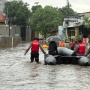 Air Banjir Terus Naik! Polda Metro Jaya Evakuasi Warga di Asrama Pondok Karya