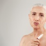 4 Lip Oil untuk Atasi Bibir Kering dan Pecah-Pecah, Aman untuk Lansia