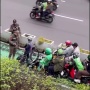 Viral Pesepeda Nekat Hadang Barisan Pemotor di Jalur Sepeda Sudirman, Sikap Petugas Bikin Salfok!