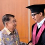 Hadiri Pengukuhan Guru Besar UGM, Jusuf Kalla: Sikap Kritis Penting dalam Demokrasi