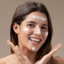 Anti Kusam! 4 Pilihan Sunscreen Oil-Free yang Aman Dipakai Kulit Berminyak