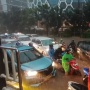 Jalan DI Panjaitan Cawang Masih Banjir, Macet Mengular Akibat Penyempitan Jalur