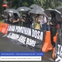 Hujan Deras Tak Padamkan Ingatan, Puluhan Massa Bertahan di Aksi Kamisan ke-894 di Depan Istana