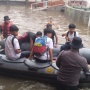 Sekolah Diterjang Banjir, Momen Dramatis Siswa SMP Mampang Diangkut Perahu Karet Polisi