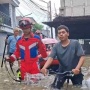 Dekap Erat Balita di Atas Perahu Karet, Nisa Pilih Mengungsi saat Air Setinggi Pinggang di Kosambi