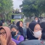 Transjakarta 'Nyerah' Diterjang Banjir, Momen Penumpang Diangkut Truk di Daan Mogot Viral