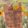 Makam Lula Lahfah Dihiasi Bunga Matahari, Ini Makna Hangat di Baliknya
