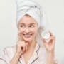 4 Pelembab Gold untuk Anti-Aging, Rahasia Kulit Auto Kencang Bebas Kerutan