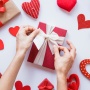 15 Ide Kado Valentine untuk Sahabat: Menarik, Fungsional, dan Berkesan