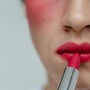 7 Lipstik 3in1 Praktis untuk Pewarna Bibir, Blush On, dan Eyeshadow
