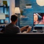 Smart TV Paling Besar Berapa Inch? Ini 4 Pilihan Paling Ideal untuk Rumah Sempit