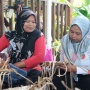 Kunjungi Borobudur, Wamensos Agus Ajak Warga Lebih Mandiri Lewat Pelatihan Kerajinan Eceng Gondok
