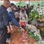 Isak Tangis di Pusara Kopilot Smart Air: Keluarga Pertanyakan Keamanan Bandara Usai Penembakan KKB