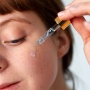 Apakah Retinol Bisa Dipakai untuk Kulit Kering? Ini 5 Rekomendasi Produk yang Ringan