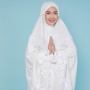 5 Rekomendasi Bahan Mukena Adem, Bantu Ibadah Lebih Fokus dan Nyaman