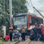 Detik-Detik KA Bandara Hantam Truk Trailer di Poris, Dua Tiang Listrik Ikut Roboh!