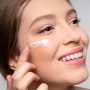 5 Sunscreen Lokal Finish Glowing untuk Kulit Kering, Bikin Wajah Auto Fresh!